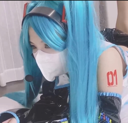 美少女校花小敏儿：性感舞蹈撩人，让人着迷的表演