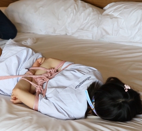 《清纯妹子TK紧缚，精油粉红色白丝脚丫，爱抚自己，抚爱他人，茶茶遇劫记》