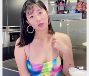 最新留学生欧祖儿穿高跟鞋长裙在厨房和男同学激烈战斗