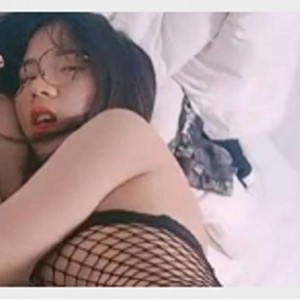 最新可爱调皮的网袜黑丝小姐姐