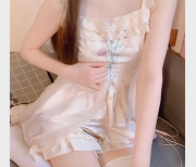 最新糖心-妮酱-白丝猫猫袜