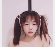 最新双马尾嫩妹男友不在家尺度秀