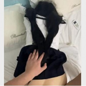 最新极品JK萝莉被抓着双马尾后推车jiao chuan