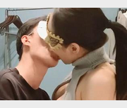 最新OF极品美娇妻亨利夫妇贡献妻子Sera在与单男约会