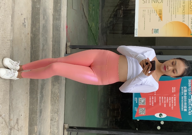 粉色紧身皮裤长腿翘臀美女写真视频