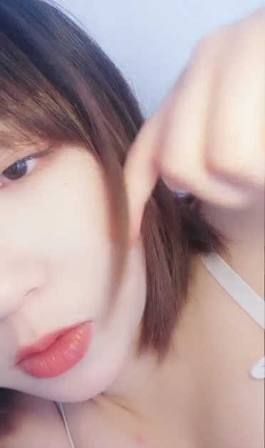 白色吊带女孩《九儿小川》自我安慰自拍