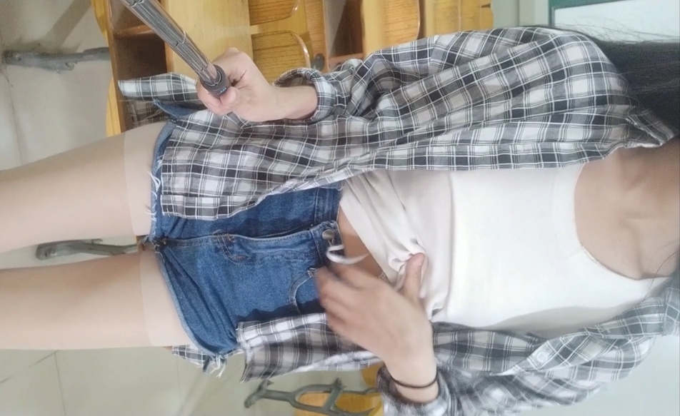 肉丝美腿大学生尺度大秀教室自拍