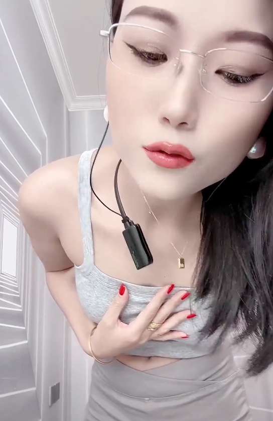 冷美人白小白：轻熟御姐紧身裤诱惑，后背摇美臀，录制剪辑4小时16分，文件大小6.5G