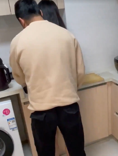 转载百度盘绿帽男海角最新合集1V472M，边吃边看老婆被陌生胖子