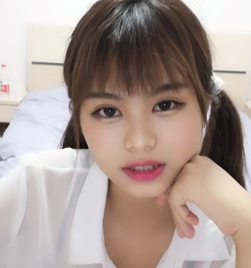 沉沦妹直播实录2V1.6G车灯蜜桃腰杀疯了