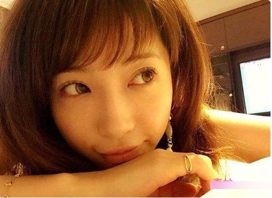 推圈kyara_Sss女模合集1V3.2G车灯瞩目