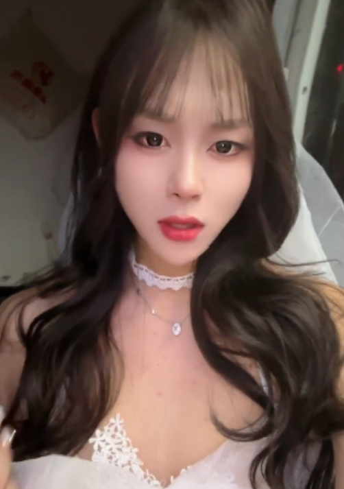 伪娘TS妮妮子ninits放飞自拍1部520MB劲爆