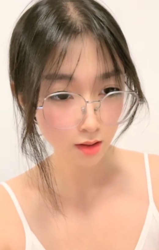 乐园00后清纯眼镜妹1V1090M太顶了