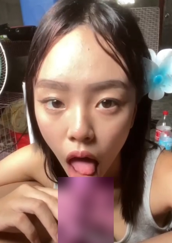 推特小可清纯自拍合集32部867MB绝了