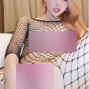 香艳OnlyFans黄发御姐作品1部1.5G太感觉了